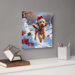 Reloj Cuadrado Goldendoodle corriendo en la nieve con sombrero de