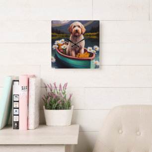 Reloj Cuadrado Goldendoodle en una pala: Una aventura escénica