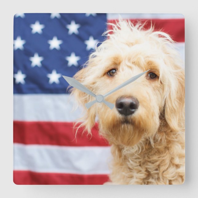 Reloj Cuadrado Goldendoodle With American Flag (Anverso)