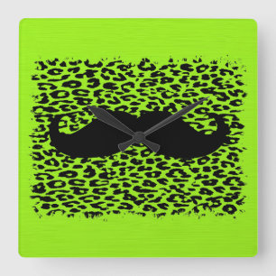 Reloj Cuadrado Gracioso Mustache sobre fondo verde lima