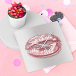 Reloj Cuadrado Gris Silver Kiss Lips Artista de maquillaje de oro<br><div class="desc">Único mínimo y decorativo Puede cambiar la forma y el color de la mano. Diseño florenceK</div>