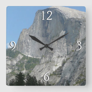 Reloj Cuadrado Half Dome de lado en el Parque Nacional Yosemite
