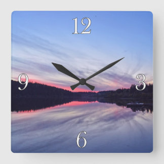 Reloj Cuadrado Hermoso atardecer salvaje sobre la foto del lago