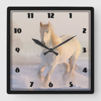 Hermoso caballo blanco en foto de nieve