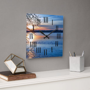 Reloj Cuadrado Horas romanas y marcadores de minutos en el amanec