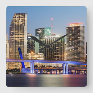 Reloj Cuadrado Horizonte iluminado de Miami céntrica en la
