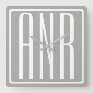 Reloj Cuadrado Iniciales Monograma   Blanco Sobre Gris Claro