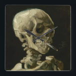Reloj Cuadrado Jefe de Skeleton con cigarrillo por Van Gogh<br><div class="desc">Cabeza de un Skeleton con Cigarrillo Quemado por Vincent Van Gogh, aceite sobre lienzo 1886, es un estudio de aceite pintado de un cráneo humano y esqueleto superior, en cuya boca el artista insertó un cigarrillo ardiente, produciendo un efecto macabro y humorístico. Probablemente pintado mientras Van Gogh se inscribía en...</div>