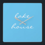 Reloj Cuadrado La Casa del Lago Sky Blue Aqua Blanco Elegante Gua<br><div class="desc">Diseñado con un hermoso fondo azul cielo,  es perfecto para regalos y decoración de casa para casas de orilla o casas nuevas. Puede cambiar el color de fondo si lo desea.</div>