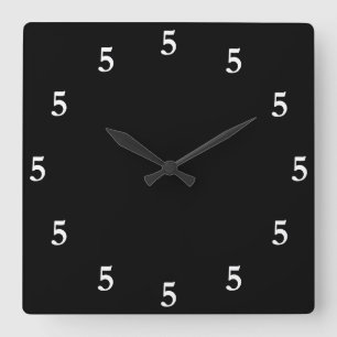 Reloj Cuadrado Las Cinco en Blanco Alguna Parte en Negro