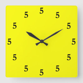 Reloj Cuadrado Las cinco negras en algún lugar sobre amarillo