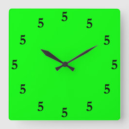 Reloj Cuadrado Las cinco negras en algún lugar sobre fondo verde 