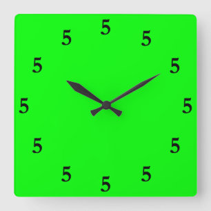 Reloj Cuadrado Las cinco negras en algún lugar sobre fondo verde