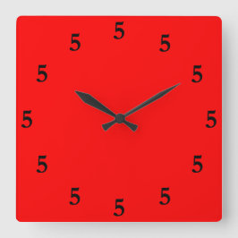 Reloj Cuadrado Las cinco negras en algún lugar sobre rojo