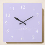 Reloj Cuadrado Lavender Purple Script Monograma Nombre Giro<br><div class="desc">Reloj de nombres de monograma con guión morado de lavanda. Esto hace que el dulce perfecto cumpleaños 16,  boda,  ducha de novia,  aniversario,  ducha de bebé o fiesta de soltera sea regalo para alguien que ama el lujo glam y los estilos de moda.</div>