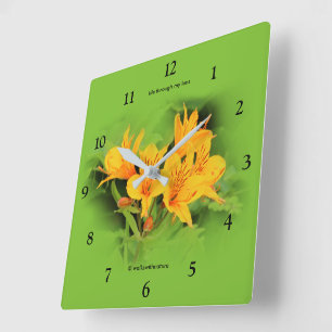 Reloj Cuadrado Lirio de los incas/del Alstroemeria amarillo