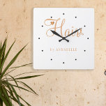 Reloj Cuadrado Logotipo elegante del nombre del estilista dorado<br><div class="desc">Moderno y glamoroso elegante peluquero / peluquería nombre peluquería reloj de pared con tipografía de moda en blanco y oro falso con tijeras y un poco de corazón.             Adecuado para peluquería,  salón de belleza,  peluquería,  peluquería profesional.                      Es una opción perfecta para un elegante y sofisticado aspecto profesional.</div>