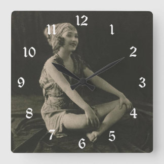 Reloj Cuadrado Love a Ziegfeld Girl Sitting Cross Legs
