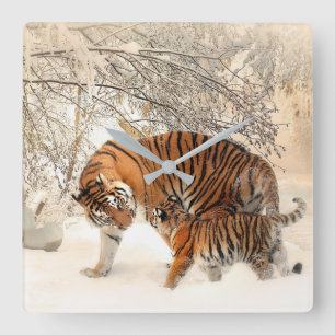 Reloj Cuadrado Madre madre tigre con bebé en la nieve