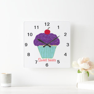 Reloj Cuadrado Magdalena con frosting morado y cereza dulce encim