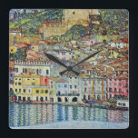 Reloj Cuadrado Malcesine en el lago de Garda de Gustav Klimt<br><div class="desc">Malcesine en el lago de Garda (1913) de Gustav Klimt es una pintura simbolista de arte nuevo de la era victoriana. Una hermosa vista de la ciudad italiana de Malcesine con edificios y casas en el borde del puerto. Las casas y los barcos se reflejan en el agua tranquila. Se...</div>