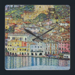 Reloj Cuadrado Malcesine en el lago de Garda de Gustav Klimt<br><div class="desc">Malcesine en el lago de Garda (1913) de Gustav Klimt es una pintura simbolista de arte nuevo de la era victoriana. Una hermosa vista de la ciudad italiana de Malcesine con edificios y casas en el borde del puerto. Las casas y los barcos se reflejan en el agua tranquila. Se...</div>