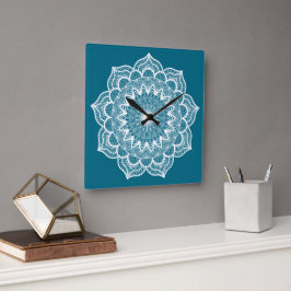 Reloj Cuadrado Mandala Blanco sobre Fondo Azul