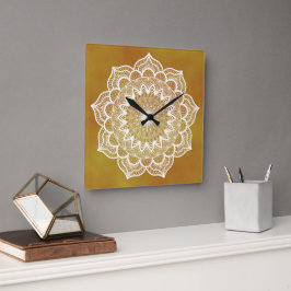 Reloj Cuadrado Mandala Blanco sobre Fondo Dorado