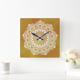 Reloj Cuadrado Mandala Blanco sobre Fondo Dorado
