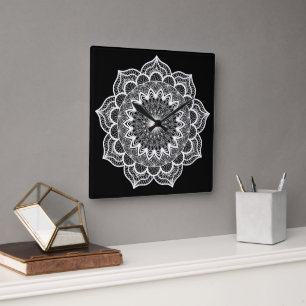 Reloj Cuadrado Mandala Blanco sobre Fondo Negro