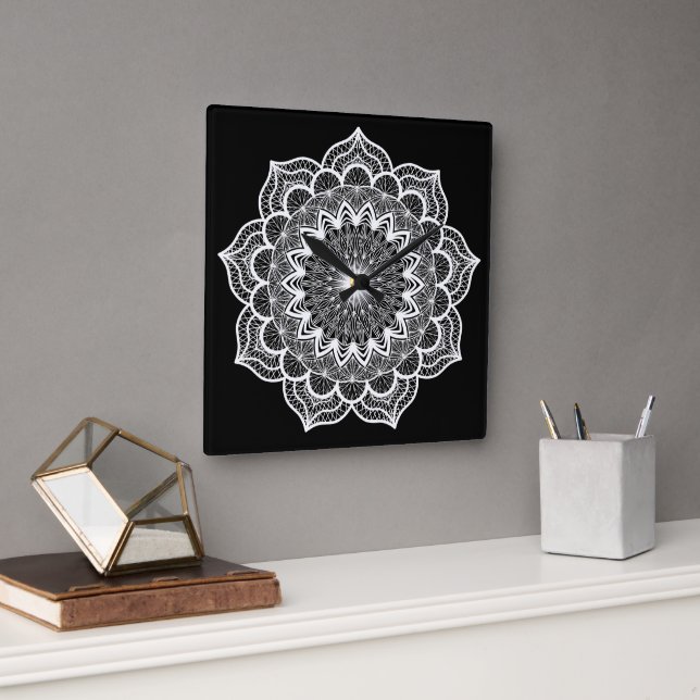 Reloj Cuadrado Mandala Blanco sobre Fondo Negro (Oficina)