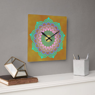 Reloj Cuadrado Mandalá Colorido sobre Fondo Dorado