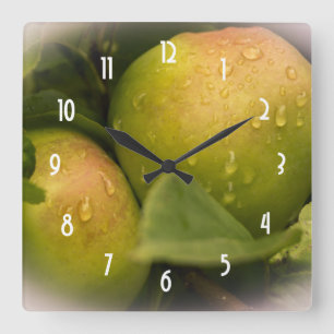 Reloj Cuadrado Manzanas verdes frescas con una frontera brumosa