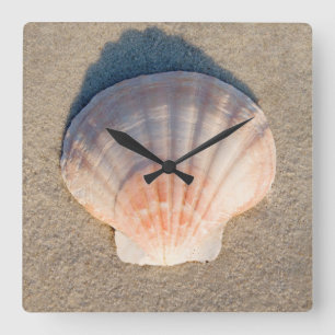 Reloj Cuadrado Mar Shell que pone en la playa de Sandy