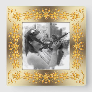 Reloj Cuadrado marco de oro floral retro. su foto