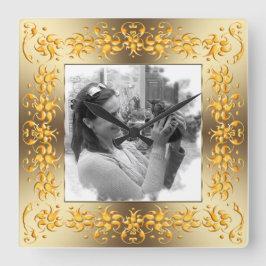 Reloj Cuadrado marco dorado floral retro. tu foto.