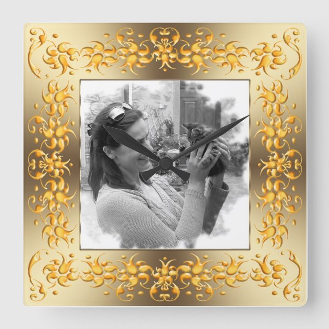 Reloj Cuadrado marco dorado floral retro. tu foto. (Anverso)