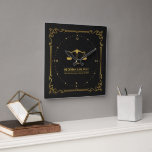 Reloj Cuadrado Marco vintage de la escala de justicia de oro de c<br><div class="desc">Sencilla imagen de textura de cuero vintage negro con un ilustracion con el logotipo de la justicia de tono dorado. Marco dorado vintage. Hay otros logos de justicia disponibles. Reemplace el logotipo actual con el suyo,  o manténgalo tal como está.</div>