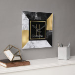 Reloj Cuadrado Mármol Art Deco y oro monogramados<br><div class="desc">Moderno reloj de pared de inspiración Art Déco,  con motivos geométricos en Relieve metalizado dorado,  mármol blanco y mármol negro. Un cuadrado negro y dorado,  en el medio,  tiene un monograma de una sola letra amarillo dorado y texto blanco listo para personalizar. Bonita decoración casera y un gran regalo.</div>