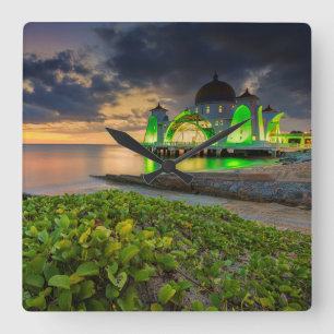 Reloj Cuadrado Melaka durante la puesta del sol el   Masjid Selat