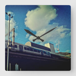 Reloj Cuadrado Mirando hacia el tren
