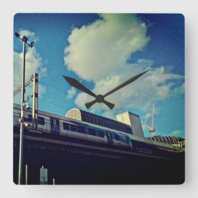 Reloj Cuadrado Mirando hacia el tren (Anverso)