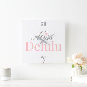 Reloj Cuadrado Miss Delulu – Decoración para el hogar en rosa y g