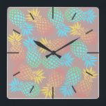 Reloj Cuadrado modelo colorido tropical de la piña del verano<br><div class="desc">Modelo bonito de la piña.</div>