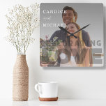 Reloj Cuadrado Moderno Boda Elegante De Fotografía En Blanco Y Ne<br><div class="desc">Presentamos nuestro moderno y elegante diseño de boda de fotos oscuras, perfecto para parejas que quieren añadir un toque de sofisticación a su gran día. Este diseño de boda fotográfico presenta una foto oscura caprichosa que captura perfectamente el amor entre la pareja. El diseño minimalista moderno se complementa con un...</div>