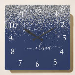 Reloj Cuadrado Monograma de esparkle Purpurina azul de la marina<br><div class="desc">Reloj de nombres de monograma de Purpurina de guion Silver y Navy Blue Sparkle. Esto hace que el dulce perfecto cumpleaños 16,  boda,  ducha de novia,  aniversario,  ducha de bebé o fiesta de soltera sea regalo para alguien que ama el lujo glam y los estilos de moda.</div>