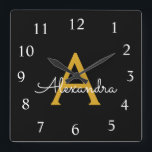 Reloj Cuadrado Monograma del guión de oro negro nombre de la chic<br><div class="desc">Reloj de nombres de monograma Gold y Black Script. Esto hace que el dulce perfecto cumpleaños 16,  boda,  ducha de novia,  aniversario,  ducha de bebé o fiesta de soltera sea regalo para alguien que ama el lujo glam y los estilos de moda.</div>