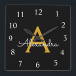 Reloj Cuadrado Monograma del guión de oro negro nombre de la chic<br><div class="desc">Reloj de nombres de monograma Gold y Black Script. Esto hace que el dulce perfecto cumpleaños 16,  boda,  ducha de novia,  aniversario,  ducha de bebé o fiesta de soltera sea regalo para alguien que ama el lujo glam y los estilos de moda.</div>
