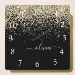Reloj Cuadrado Monograma del Purpurina negro dorado Nombre de la<br><div class="desc">Reloj de nombres de monograma de Purpurina de guion de esparkle dorado y negro. Esto hace que el dulce perfecto cumpleaños 16,  boda,  ducha de novia,  aniversario,  ducha de bebé o fiesta de soltera sea regalo para alguien que ama el lujo glam y los estilos de moda.</div>
