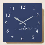 Reloj Cuadrado Monograma moderno azul y blanco de la Marina<br><div class="desc">Presentamos nuestra colección de Monogramas Moderno Azul y Blanco de la Marina: Eleva tu decoración de casa con nuestra sofisticada colección con un diseño contemporáneo de color azul marino y blanco. Cada una de las piezas está meticulosamente diseñada para exudar elegancia y estilo, perfecto para añadir un toque de modernidad...</div>